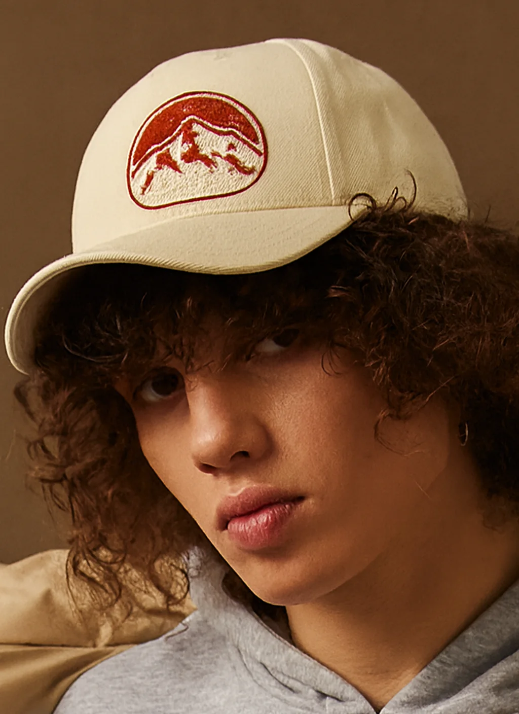 GORRA PREMIUM CURVADA con ejemplo de estampado personalizado 1 (diseño ficticio de muestra)