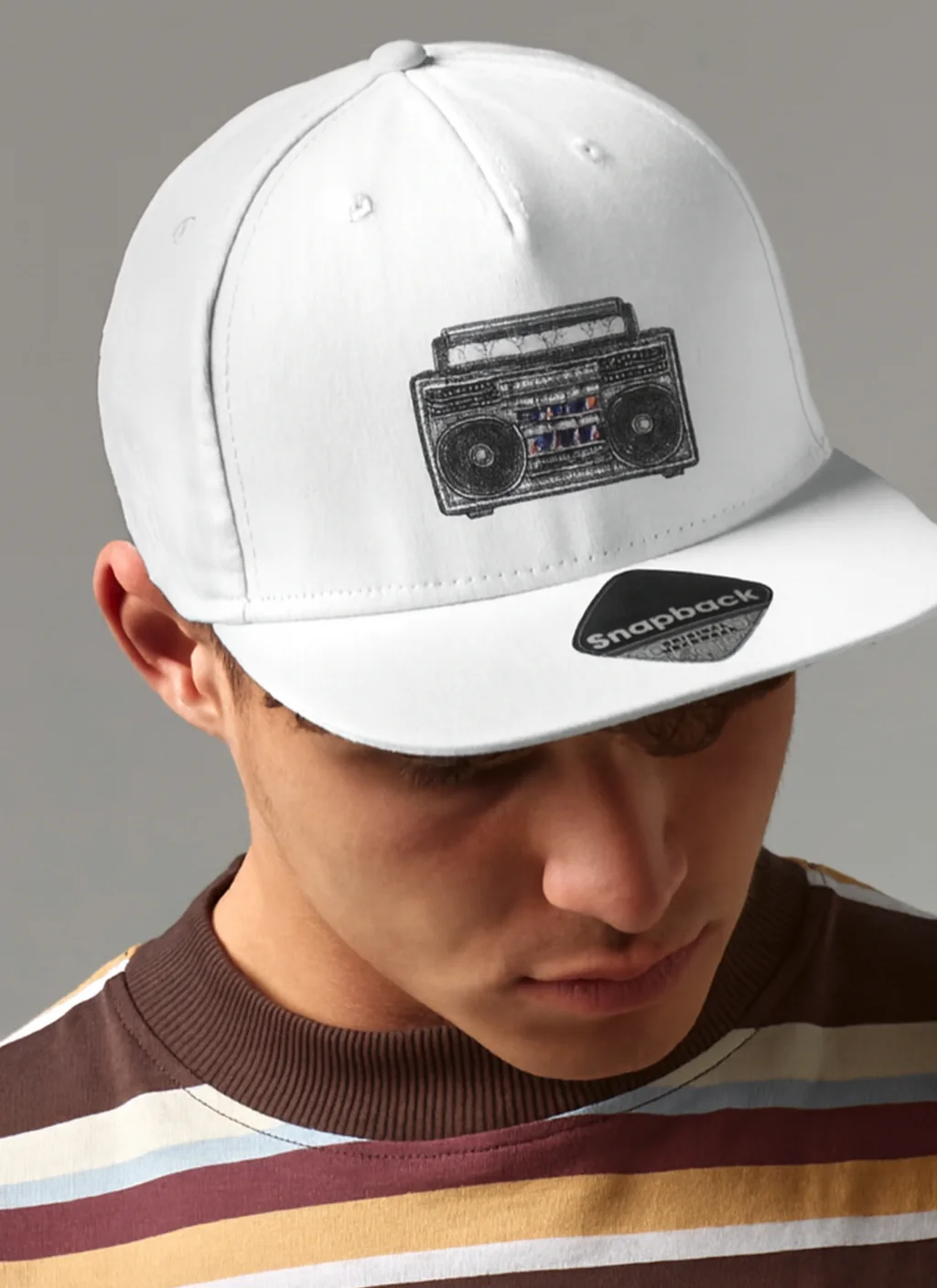 GORRA RAPERO con ejemplo de estampado personalizado 1 (diseño ficticio de muestra)