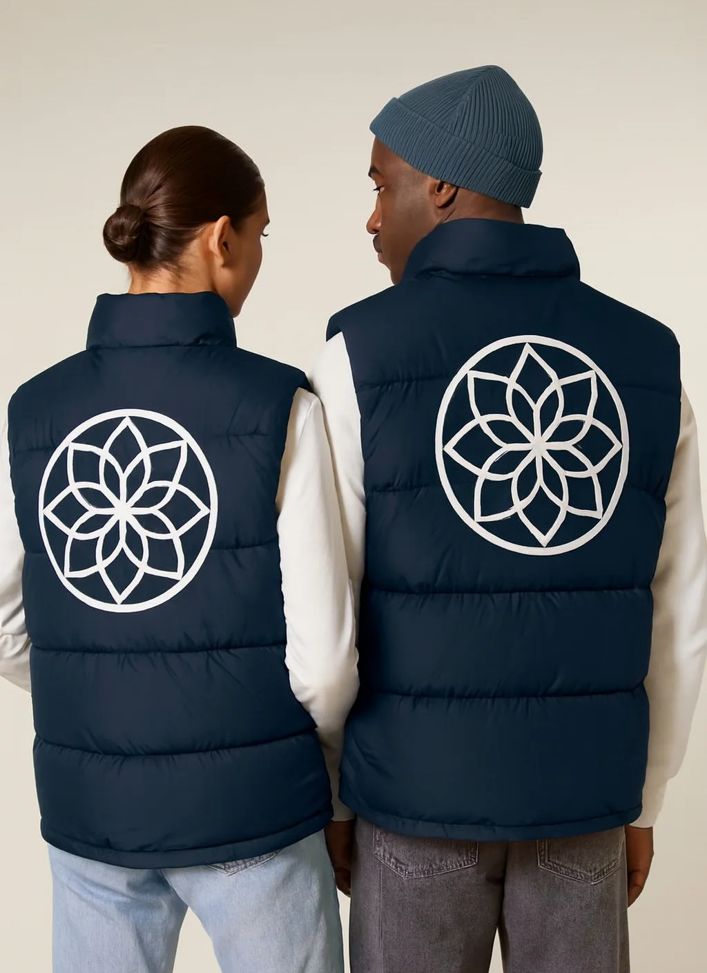 PUFFER GILET con ejemplo de estampado personalizado 2 (diseño ficticio de muestra)